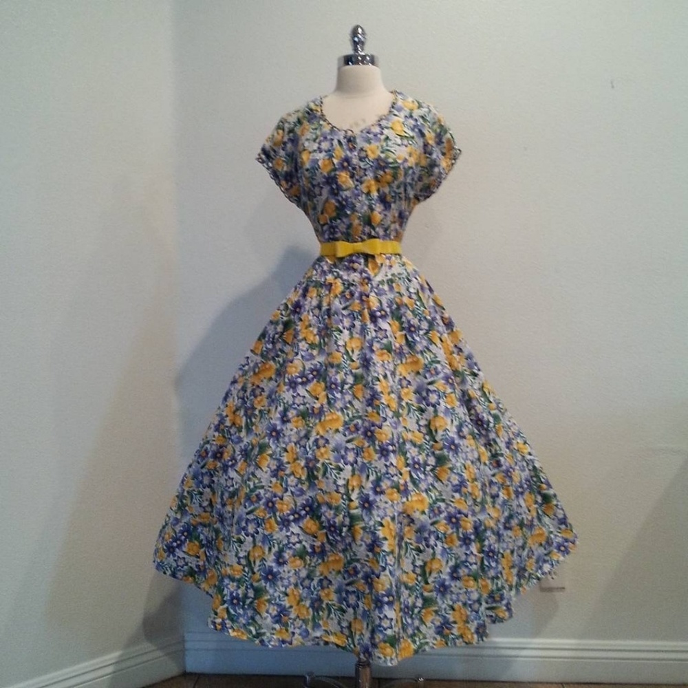 SOLD! Vintage 1950s Floral Dress